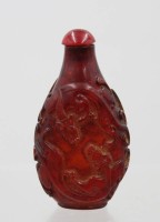 Auktion 376<br>antike chinesische Schnupftabakflasche, roter Bernstein, beschnitzt, wohl 19. Jhd.,  Verschluss lose, ca. H-8,5cm