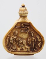 Auktion 376<br>kunstvoll geschnitzte, flache Schnupftabakflasche, China, wohl Bein, ca. H-6cm