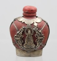 Auktion 376<br>antike chinesische Schnupftabakflasche, silberfarbene Monturen, Darstellung der Gottheit Guan Yin, ca. H-
