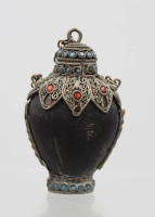 Auktion 376<br>Schnupftabakflasche, Tibet, wohl Horn und silberfarbene Monturen, ca. H-7,5cm