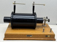 Auktion 376<br>historischer Funkeninduktor (auch R&uuml;hmkorff-Spule oder Induktionsapparat) Ende 19.Jhd. (Patent von 1856) H-30 cm, 42x25 cm