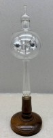 Auktion 376<br>klassische Lichtm&uuml;hle (auch als Crookes-Radiometer bezeichnet) auf einem Holzfu&szlig;.H-28 cm