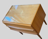 Auktion 376<br>kl. Kommode bzw. Nachtschrank, wohl d&auml;nisches Design, Teakholz, oben Glasplatte, H-49 cm, 54x39 cm