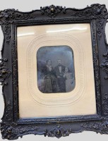 Auktion 376<br>Daguerreotypie um 1850-60, Biedermeier-Familie, gut gerahmt/Glas, Fotogr&ouml;sse 14,5x11,5 cm, RG 38x34 cm