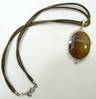 Los 5004 <br>Edelsteinanh&auml;nger in 925er-Silberfassung an Lederband mit 925er-Silber-Schlie&szlig;e, Anh&auml;nger: 6 x 3,5 cm, L. Band: 40 - 44 cm, zus. 28 gr.