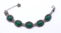 Los 5025 <br>Armband mit 5 gr&uuml;nen Cabochons, Silber 0.800, L. 17 - 20cm, 24,4g.