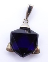 Los 5031 <br>Anh&auml;nger mit blau-violettem Stein in 925er-Silberfassung, gestempelt "RS", L. mit &Ouml;se: 4 cm, 10 gr., leicht Reinigungsbed&uuml;rftig