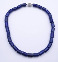 Los 5051 <br>Lapislazuli Halskette mit Magnetverschluss, L. 49cm, 106,5g.