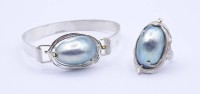Los 5054 <br>Schmuckset bestehend aus Armspange und Ring mit Mab&eacute; Perlen, Sterling Silber 0.925, Ringgr&ouml;&szlig;e 56, ges. Gew. 26g.