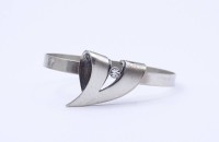 Los 5055 <br>Armspange mit einen rund facc. klaren Stein, Sterling Silber 0.925, 17,7g.,