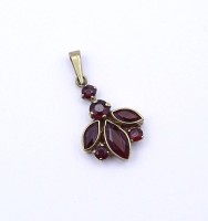 Los 5058 <br>Granat Gold Anh&auml;nger 0.333, 1,4g., L. 2,6cm