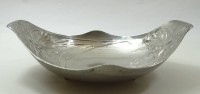 Los 10004 <br>Zinnschale, um 1900, Jugendstil, Schwertliliendekor, 28 x 8 x 19,5 cm