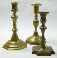 Los 10006 <br>3 antike Kerzenständer, Messing, 18. Jh., H. 16,5 cm, 20,5 cm, 21 cm, mit Altersspuren, Flecken, Kratzern