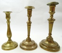 Los 10007 <br>3 antike Kerzenhalter aus Messing, ca. 1820/30, H. 19,5 cm, 22 cm, 24 cm, mit Altersspuren, Kratzern, Dellen