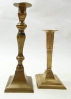 Los 10009 <br>2 Kerzenhalter aus Messing, Empire, H. 16 und 22 cm, 1 x Unterseite bezeichnet "P.P.S.", mit Altersspuren, 1 x Loch, Dellen, Kratzer