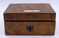 Los 10014 <br>Biedermeier-Kästchen, Ebenholz, Nussbaum und Wurzelholzfurnier, 12,3 x 9,3 x 5,9 cm, Schließhaken und Schlüssel fehlen, Innenseite und Boden mit Altersspuren