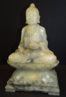 Los 10022 <br>grosse feine Speckstein-Schnitzerei, Buddha auf Lotusthron mit Sockel, H-21 cm, B-15 cm, T-9,5 cm  , 2,5 kg, Lotusblätter tw. bestossen