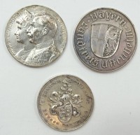 Los 15011 <br>3 silberne Medaillen, Ehrengabe Landkreis Uffenheim, Hoesch Dortmund, Silberhochzeit Auguste Victoria und Wilhelm II, zus. 49 gr.