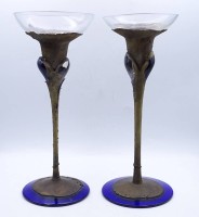 Los 3030 <br>2 Kunstglas Kerzenhalter, Frankreich? mit goldfarbenes Overlay, Bronze? unsigniert, H. 24cm