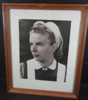 Los 16013 <br>coloriertes Foto einer Rot Kreuz Schwester, mit seltenem Rot Kreuz Haarband, Schwester des vorigen Soldaten, RG 42x36 cm