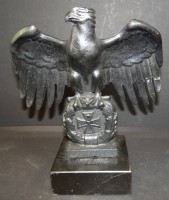 Los 16019 <br>gusseiserner Adler mit Eisernes Kreuz, Marmorsockel, wohl 50/60-er Jahre, H-19 cm