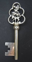Los 4069 <br>Korkenzieher Bremer Schlüssel mit Stadtmusikanten-Darstellung, Griff versilbert, L. 15,5 cm, mit Altersspuren