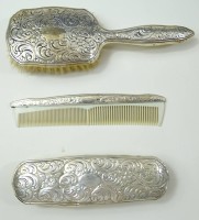 Los 4075 <br>3-teiliges Toilettenset, 835er-Silber, gestempelt "JB", Johann Beck, L. 16 - 21,5 cm, mit Altersspuren, zus. 251 gr.