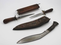 Los 10040 <br>Tranchierbesteck und Kukri, wohl Indonesien/Indien, Kukri Scheide beschädigt, ca. L-43,5cm.