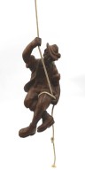 Los 10047 <br>Holz-Figur, Bergsteiger an Seil, ca. L-30cm.