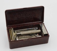 Los 11028 <br>alter Reise-Rasierer, Valet Auto Strop Safety Razor, England, Ksten wohl Bakelit, H-3,5cm 11 x 5,5cm.