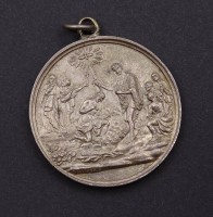 Los 15034 <br>Medaille o.J. von Johann Daiser  "Taufe Christi"  im Jordan Strahlendes Gottesauge und Heiliggeisttaube über Evangelium,Silbermedaille , gehenkelt,D. 41,2mm, 29,8g.