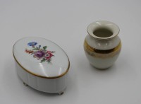 Los 1051 <br>ovale Deckeldose "Gerold" und kl. Vase "Alka", ca. H-6cm B-13,5cm, Vase H-8cm.