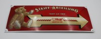 Los 10069 <br>Emaille-Schild "Steiff-Abteilung", gebogen, neuzeitl., 40 x 16cm.