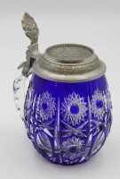 Los 3037 <br>Bierkrug mit Zinndeckel, Kristall beschliffen, blau überfangen, H-17,5cm.