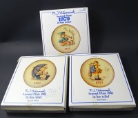 Los 2028 <br>3 Goebel-Jahresteller mit Hummel-Motiven, 1974, 1979 und 1980, in OVP, 1 x Verpackung nicht zum Teller Passend, Ø 19,3 cm