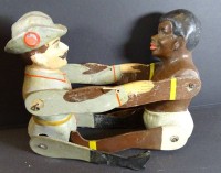 Los 7020 <br>Paar Holz-Puppen, Kolonialsoldat mit Afrikaner ringend, wohl um 1900, Handarbeit, farbig gefasst, H-21 cm, B-17 cm, beweglich