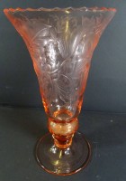 Los 3056 <br>apricotfarbene Kristallvase auf Stand, floraler Schliff, H-22 cm