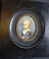 Los 12113 <br>Miniatur-Kinderportrait, Holzrahmen, verso betitelt, RG 13,5x12,5 cm