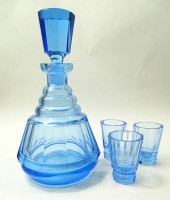 Los 3062 <br>Blaue Karaffe mit drei Gläsern, H. 20 cm, Gläser H. 5,5 cm, mit kleinen Chips am Rand