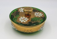 Los 3066 <br>runde Deckeldose, grünes Glas mit floraler Emaillemalerei, wohl Venedig, H-10,5cm D-17,8cm.