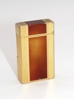 Los 11072 <br>Feuerzeug, St. Dupont, goldfarben mit Chinalack, Gebrauchsspuren, H-5,8cm.