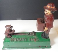 Auktion  / Los 4 <br>massive mechanische Eisen-Spardose "Monkey Bank", funktioniert, Alters-und Gebrauchsspuren, H-17 cm, L-18 cm