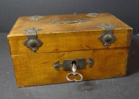 Auktion  / Los 17 <br>Spardose, Holz-Kiste mit Messingbeschlägen, dunkel, Schlüssel, H-6 cm , 11x7,5 cm