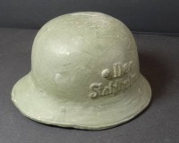 Auktion  / Los 26 <br>Spardose "Der Stahlhelm" in Stahlhelmform, Keramik, H-7 cm, 12x19 cm