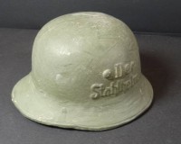 Los 26 <br>Spardose "Der Stahlhelm" in Stahlhelmform, Keramik, H-7 cm, 12x19 cm