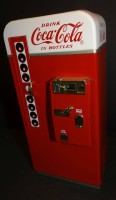 Auktion  / Los 34 <br>gr. Spartopf in Form eines Cola-Automaten, Metall, H-19 cm, 9,5x6 cm