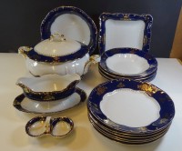 Speiseservice "Zsolnay" Ungarn, kobalt mit Gold, 17 Teile, 6 flache (1x Unterseite mit Chip), 6 tiefe Teller, Suppenterrine, Sauciere, runde und eckige Schale, Gewürzbehälter