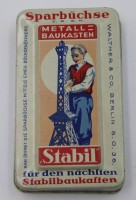 Auktion  / Los 38 <br>Werbe Sparbüchse ,, Stabil '' um 1930, L- 11cm B- 6,5cm (Stabil-Baukästen)