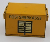 Auktion  / Los 64 <br>Spardose der Postsparkasse in Form eines Briefkastens , aus Metall .