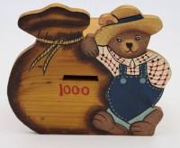 Auktion  / Los 69 <br>Spardose aus Holz in Form eines Bären mit Geldsack .